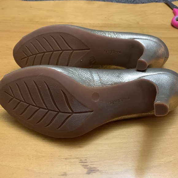 Nurture by Lamaze "Virtue" Gold Genuine leather open toe heels pumps Size 7M EUC - Picture 8 of 10